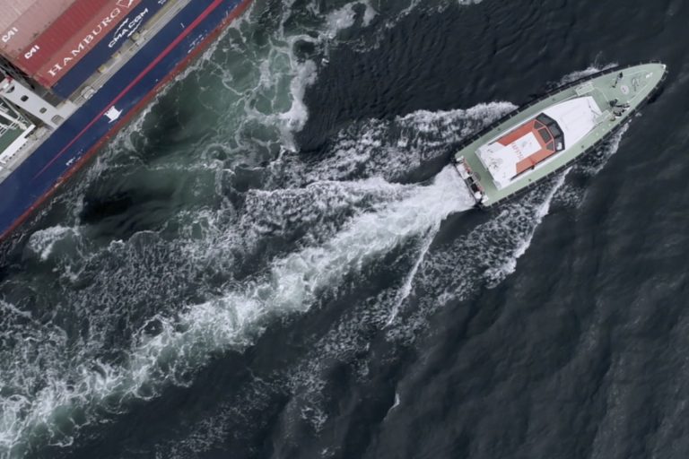 Vue aérienne d'un bateau filmé par un drone