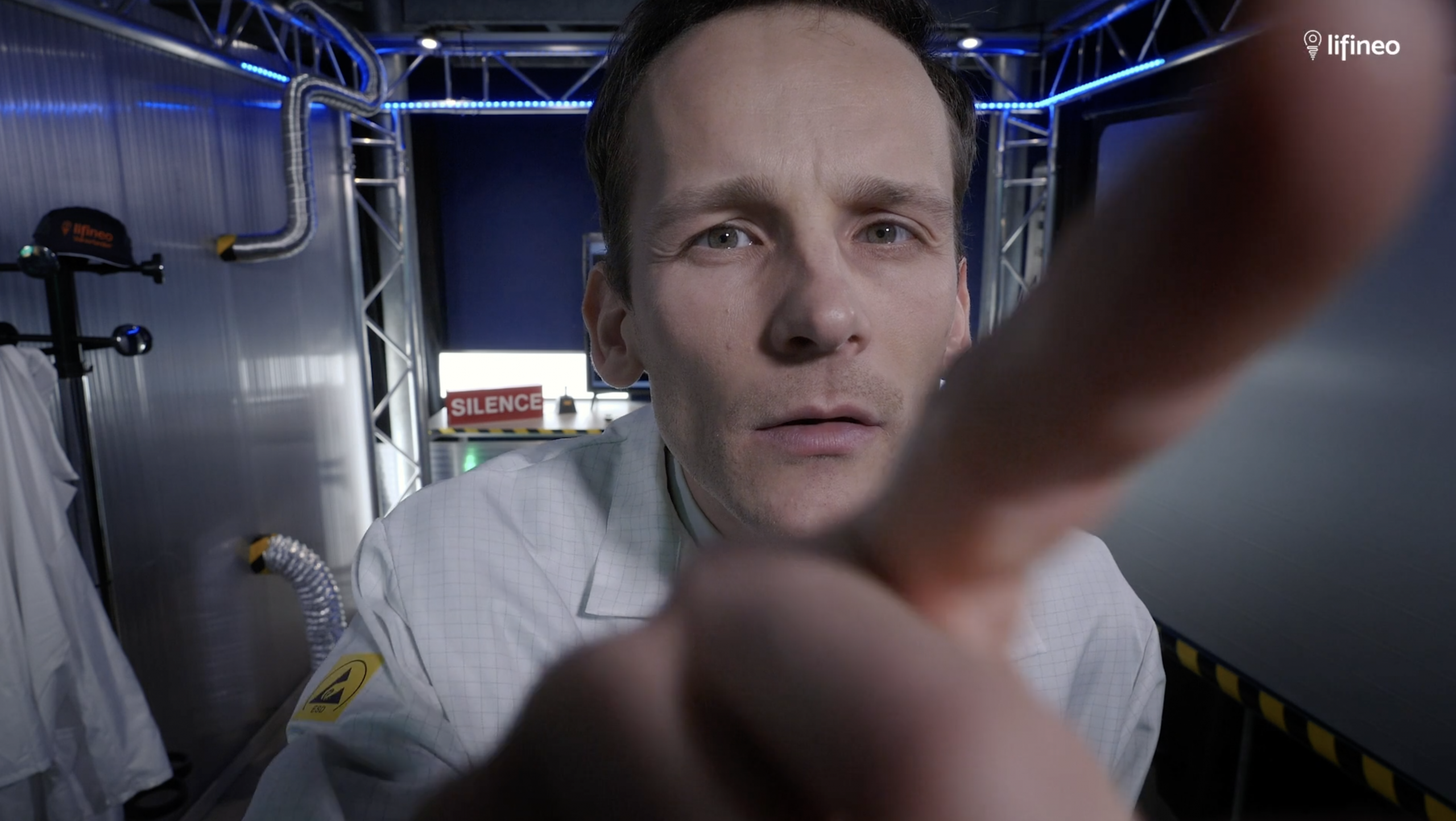 Homme en blouse blanche faisant des recherches sur internet