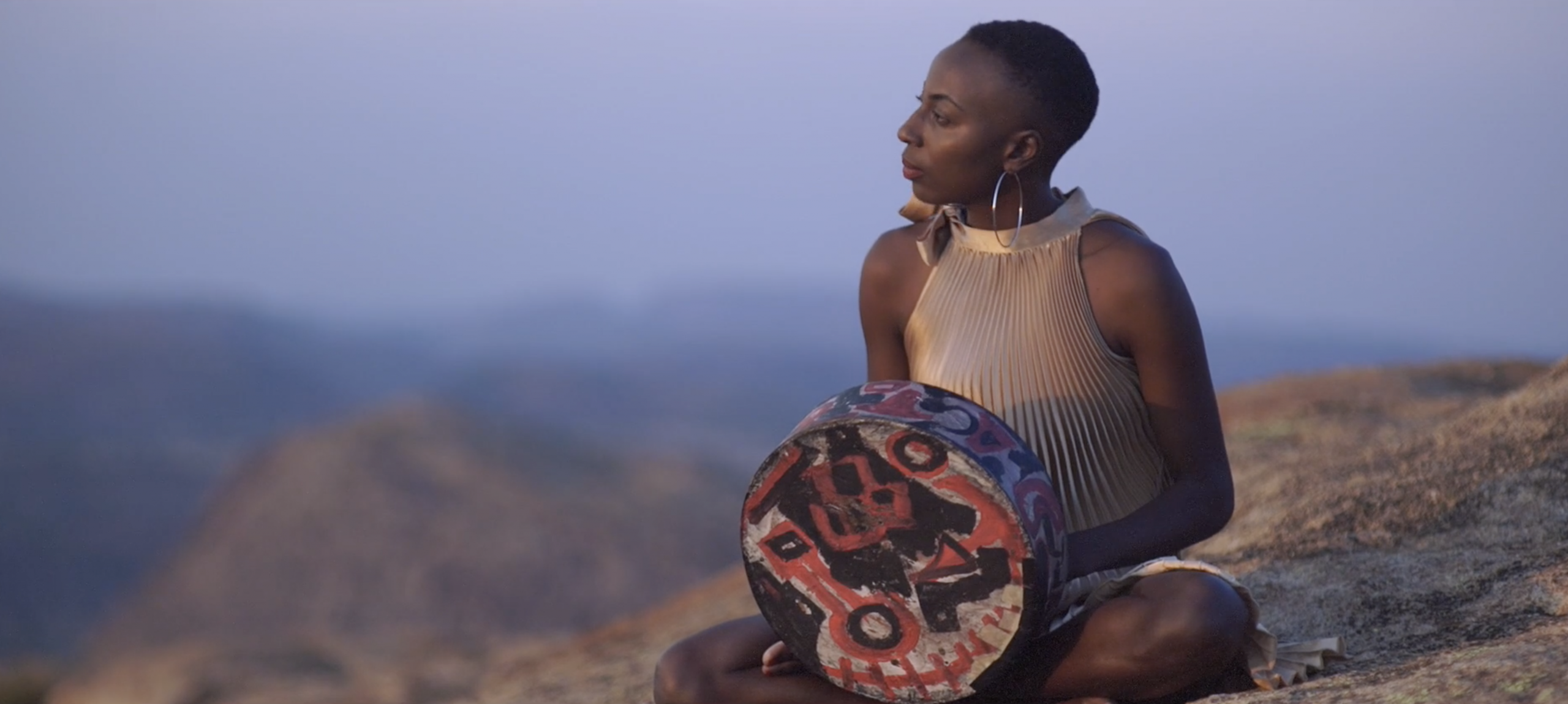 La musicienne Hope Masike interprétant Fly me to the moon