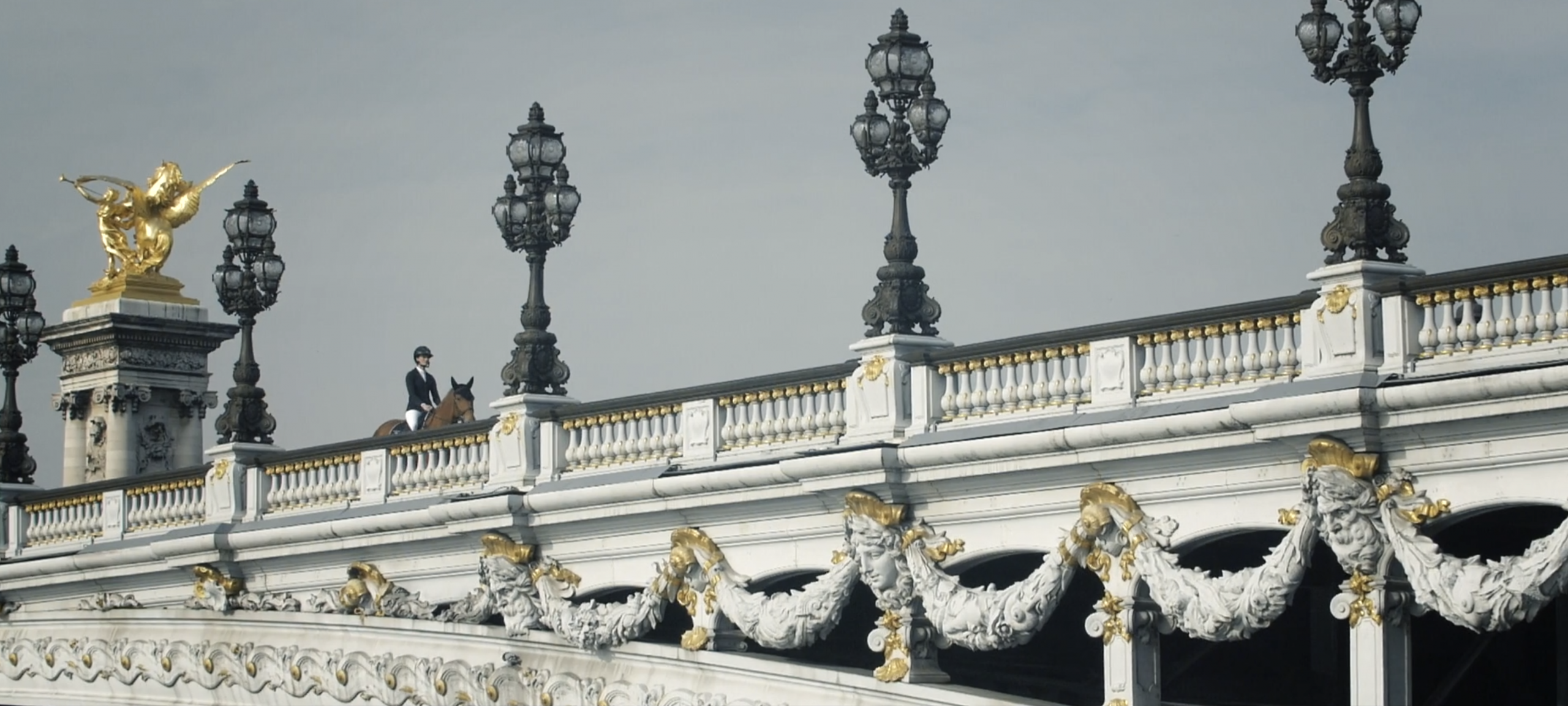 Harcour - Femme sur son cheval à Paris
