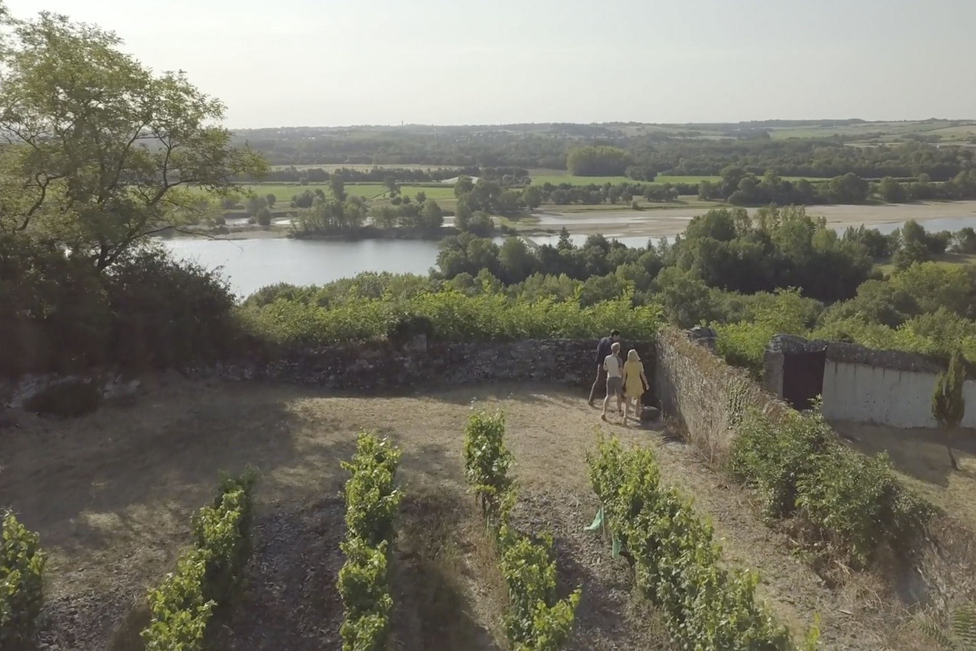Vidéo filmée par drone montrant 3 touristes découvrant la commune de Savennières