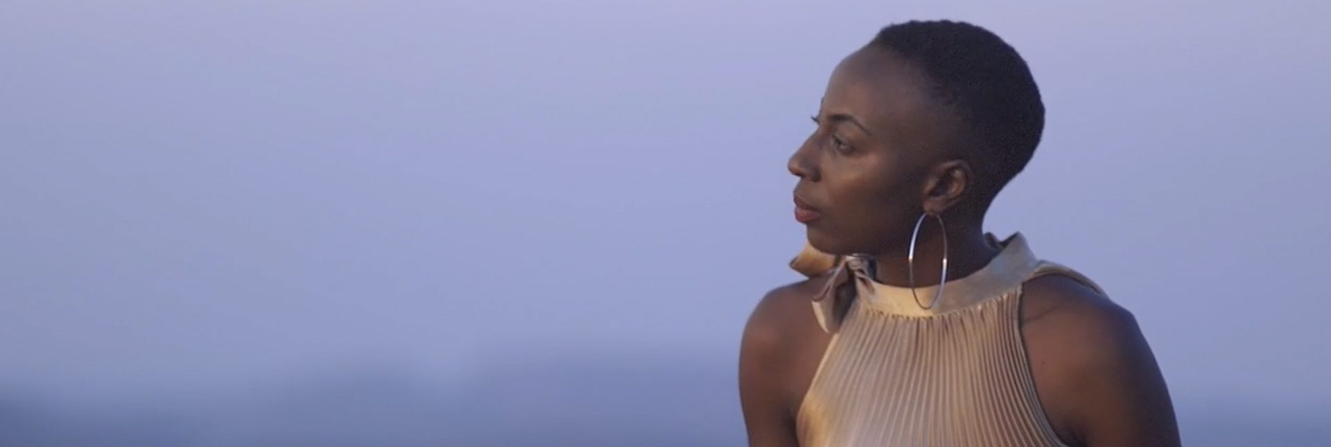 La musicienne Hope Masike interprétant Fly me to the moon