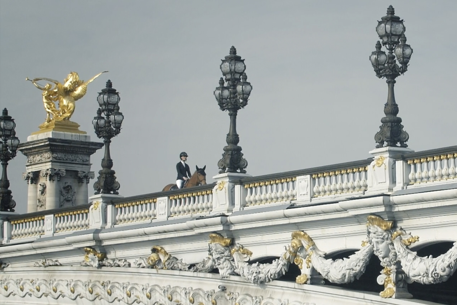 Harcour - Femme sur son cheval à Paris