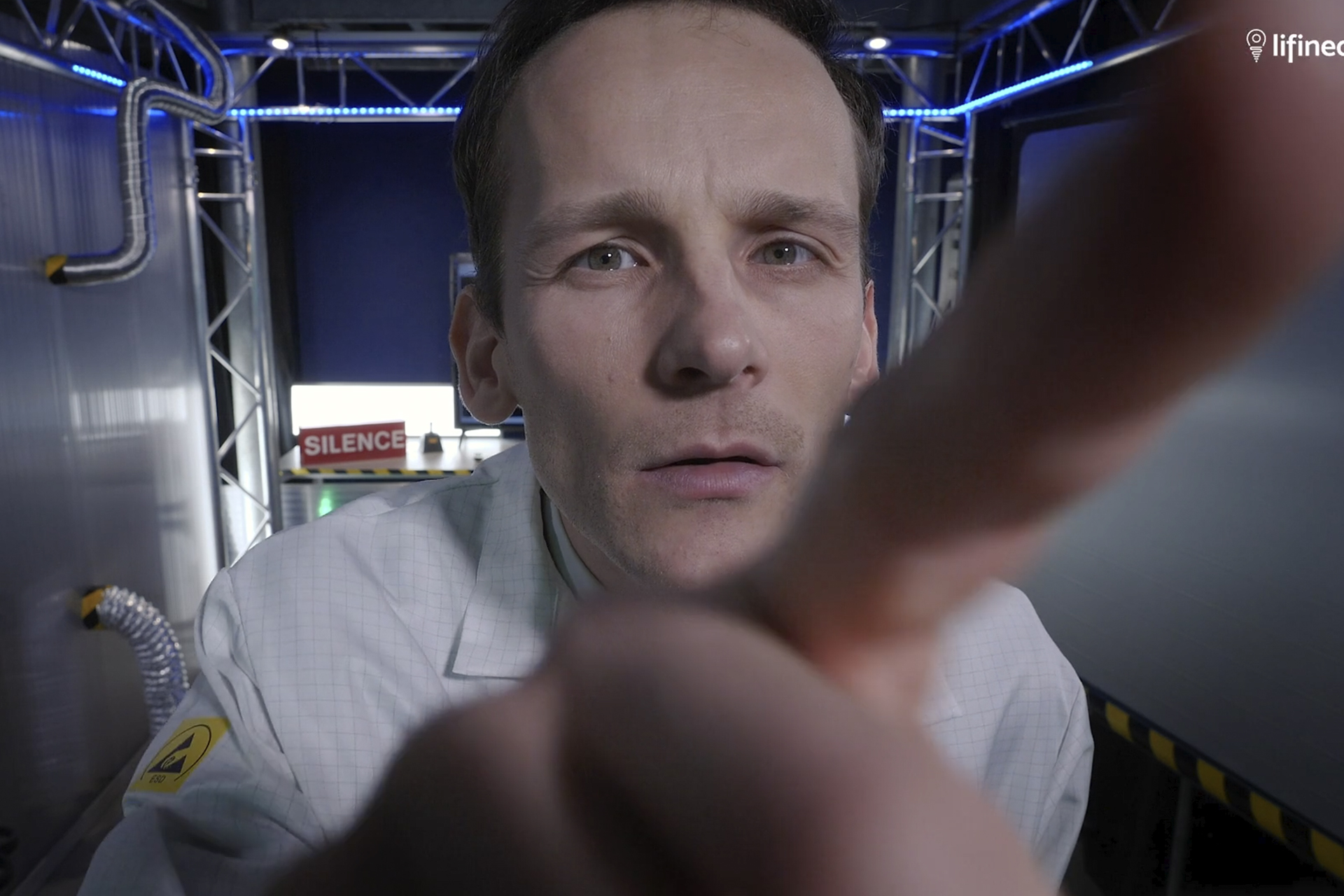 Homme en blouse blanche faisant des recherches sur internet