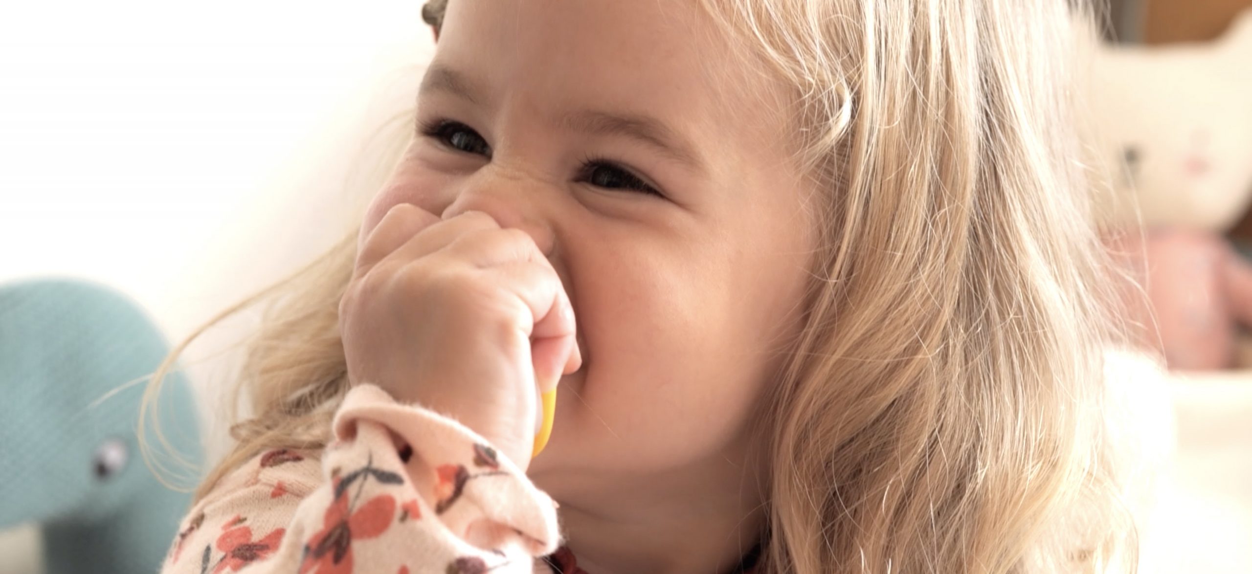 jeune enfant qui rigole