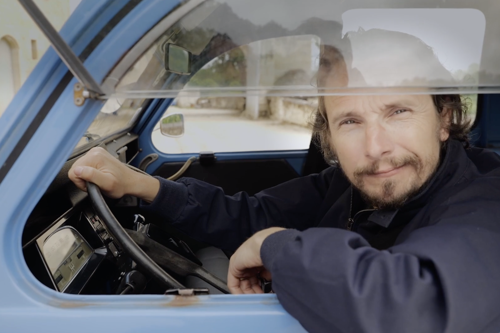 Lorànt Deutsch au volant d'une Citroën 2 CV