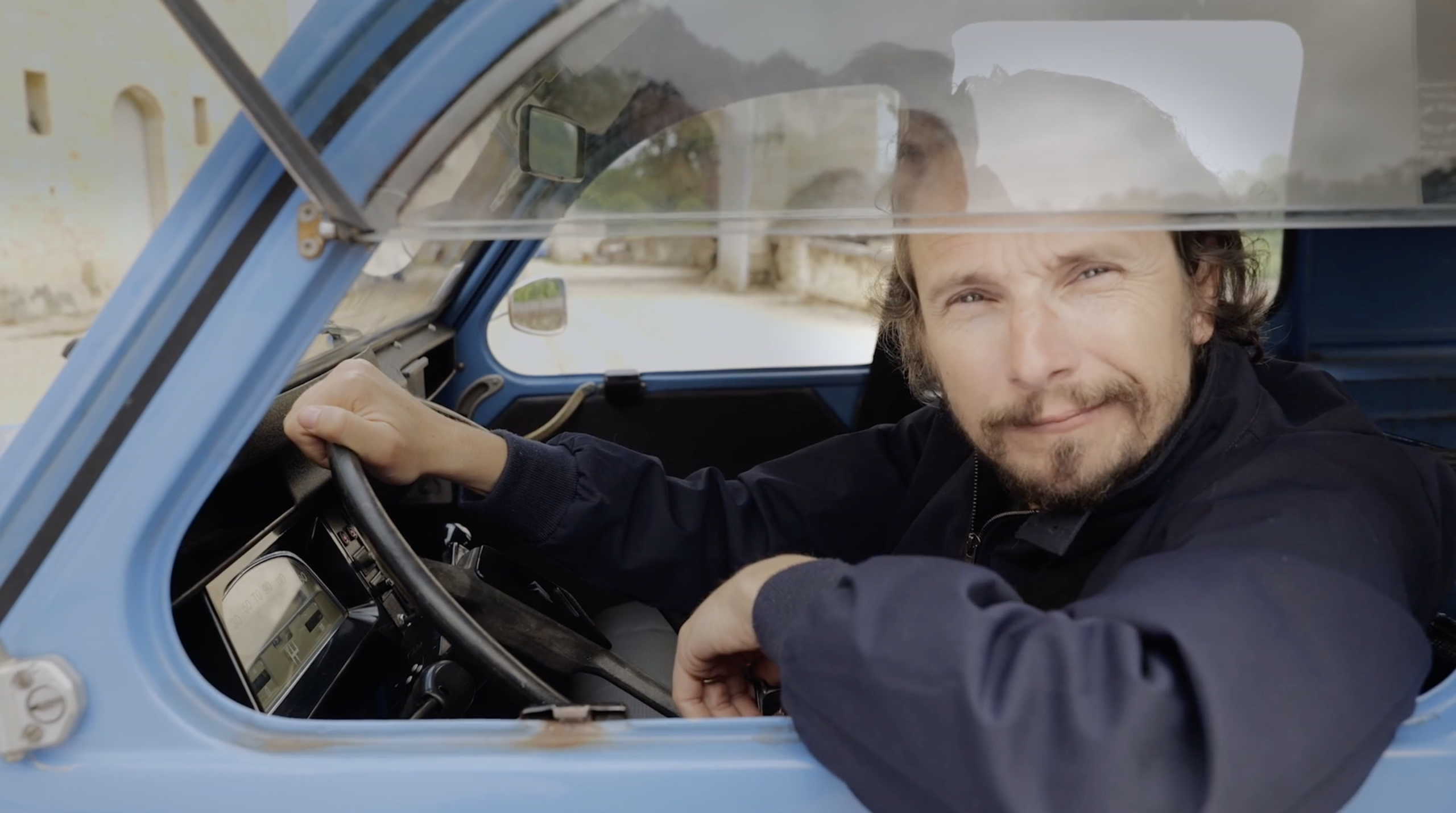 Lorànt Deutsch au volant d'une Citroën 2 CV